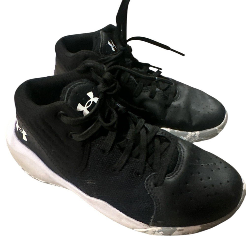 Under Armour size 2.5 Kids Black Athletic Shoes